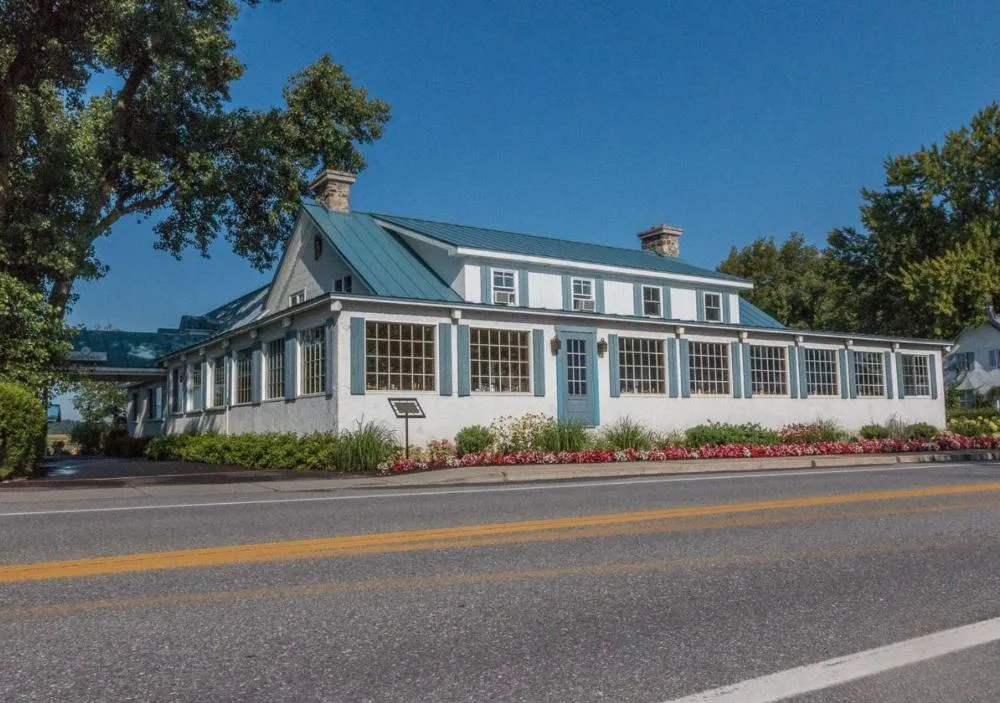 Auberge Handfield hotel hero