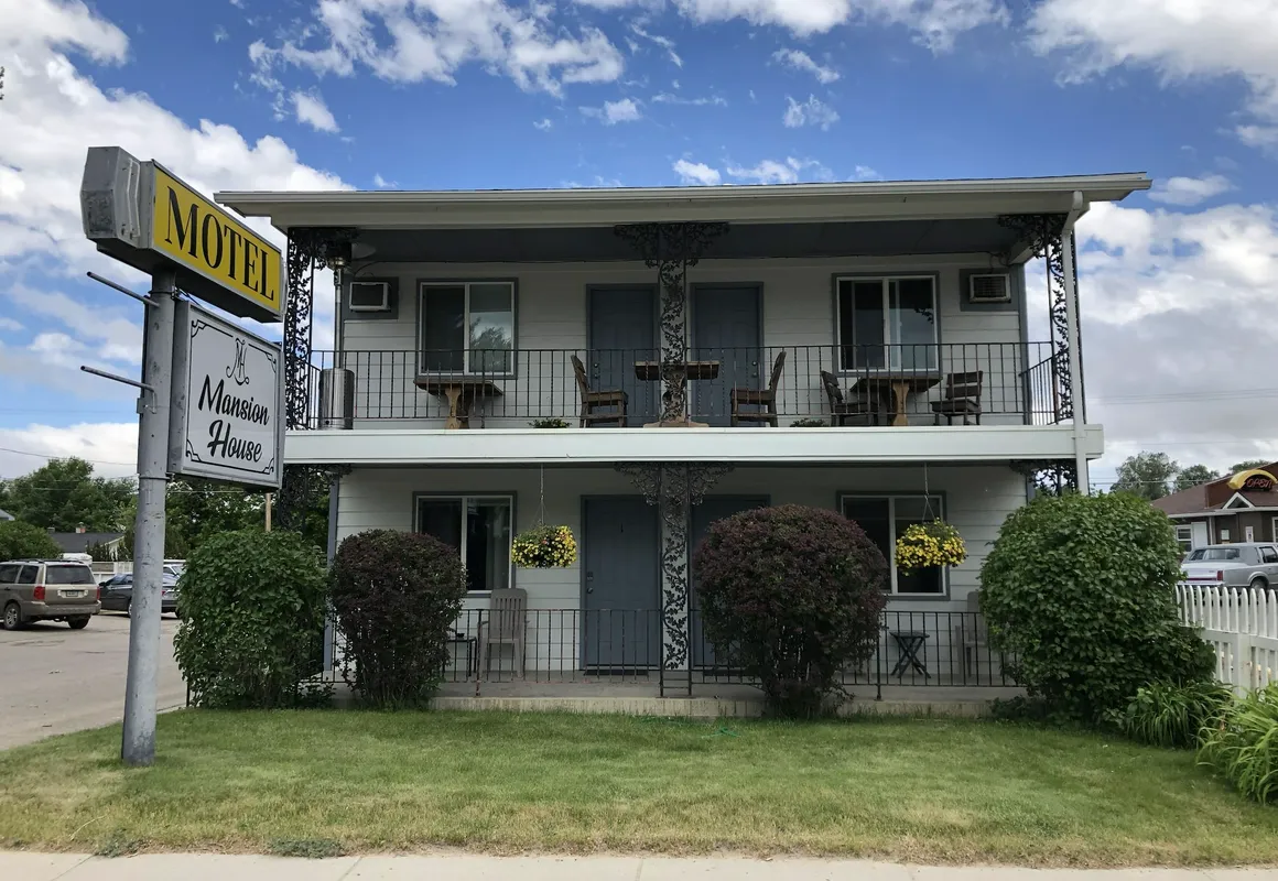 Mansion House Motel hotel hero