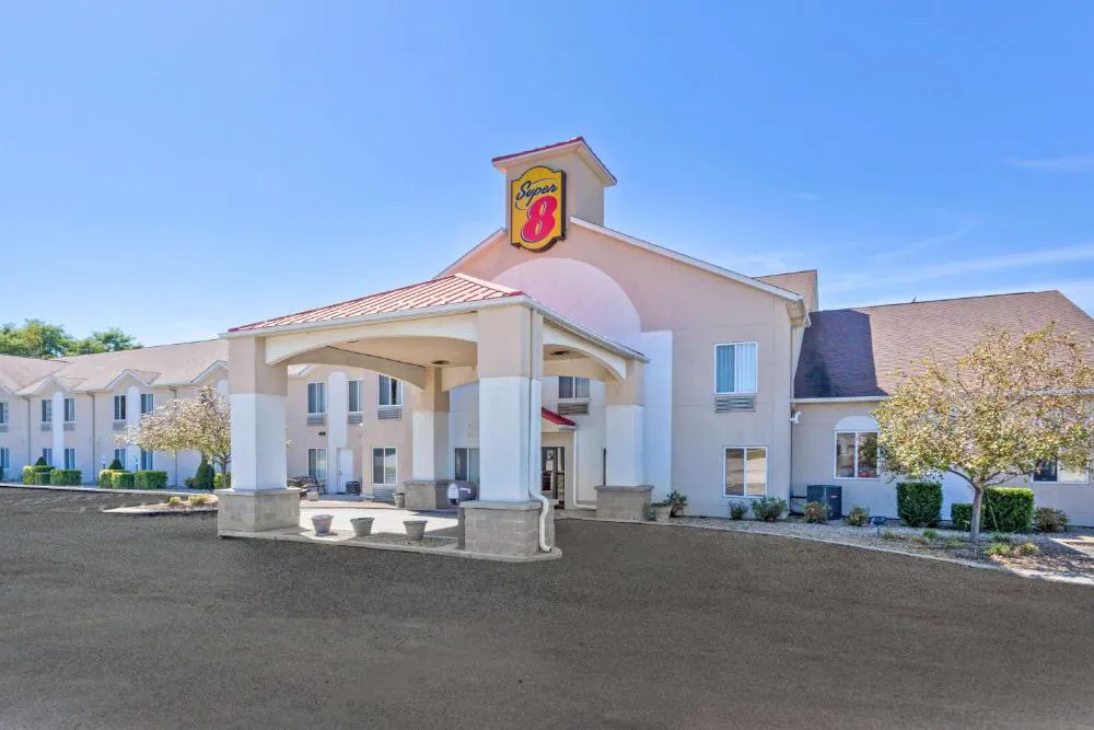 Super 8 by Wyndham Cloverdale IN hotel hero