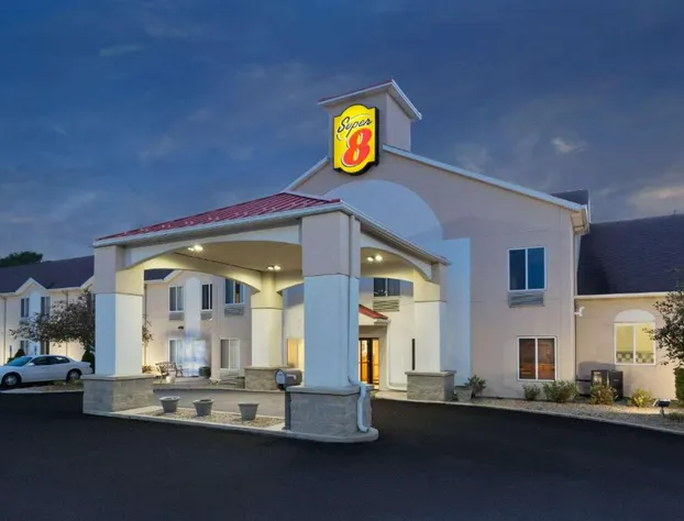 Super 8 by Wyndham Cloverdale IN hotel detail image 1