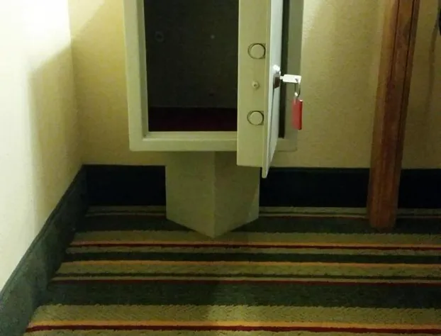 Super 8 by Wyndham Ottawa Starved Rock hotel detail image 2