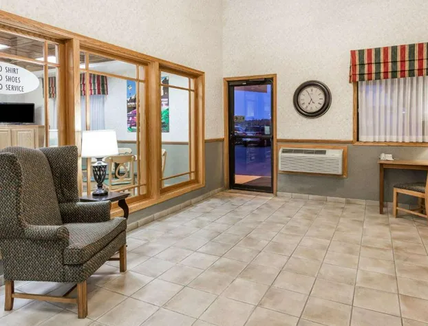 Super 8 by Wyndham Ottawa Starved Rock hotel detail image 4