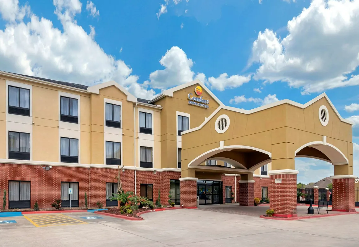 Comfort Inn & Suites Port Arthur-Port Neches hotel hero