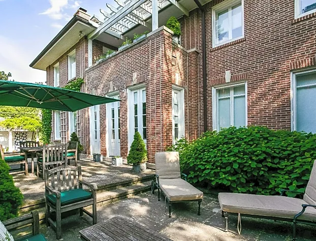 Bishops Hall hotel detail image 1