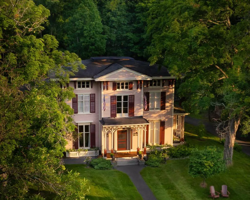 Landmark Inn hotel hero