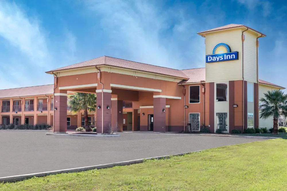 Days Inn by Wyndham Dilley hotel hero