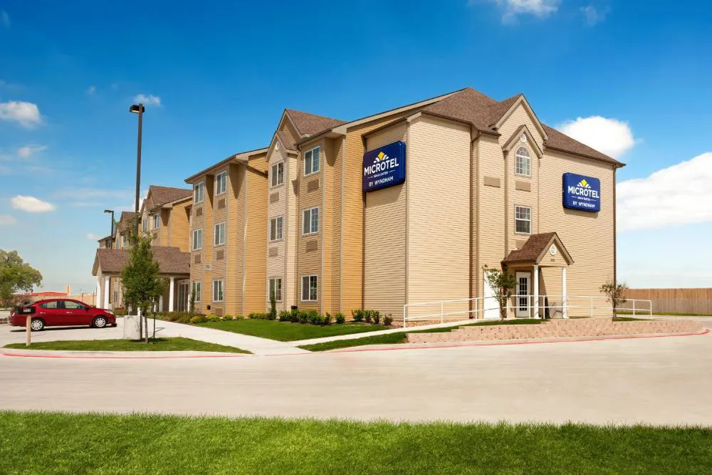 Microtel Inn & Suites by Wyndham Kenedy/Karnes City hotel hero
