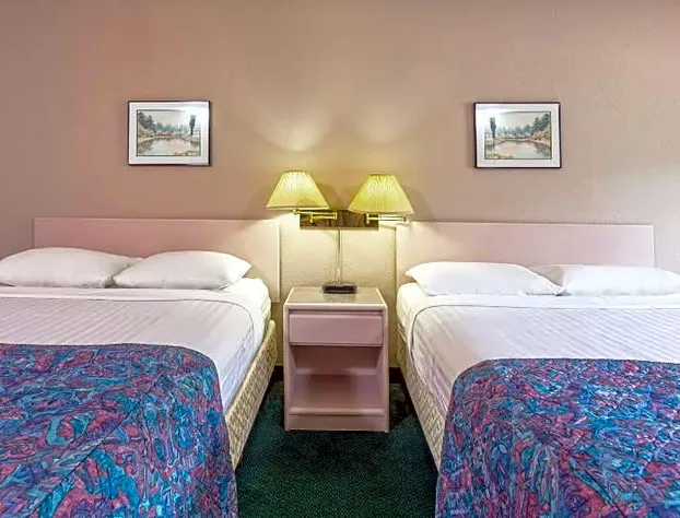 Super 8 by Wyndham Golden hotel detail image 3