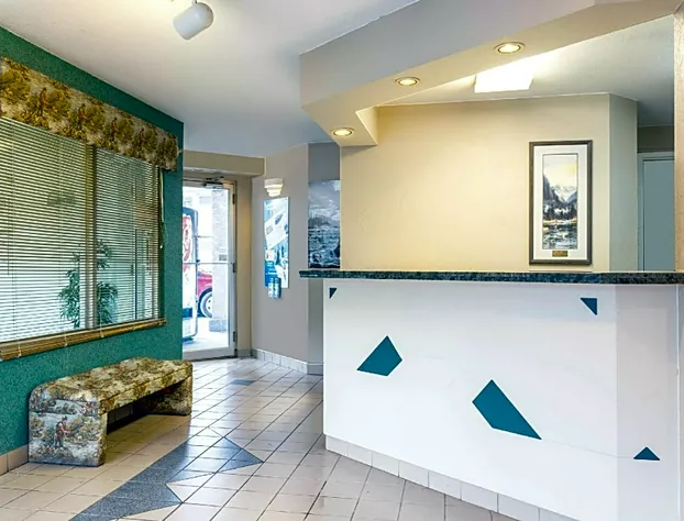 Super 8 by Wyndham Golden hotel detail image 1