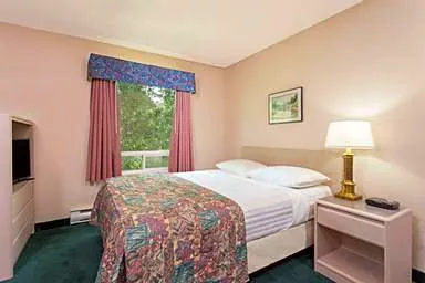 Super 8 by Wyndham Golden hotel detail image 2