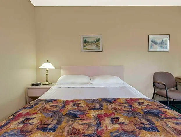 Super 8 by Wyndham Golden hotel detail image 4