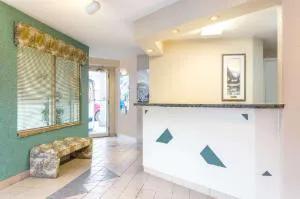 Super 8 By Wyndham Golden hotel detail image 1