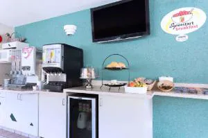 Super 8 By Wyndham Golden hotel detail image 3