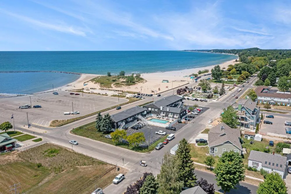 Snyder's Shoreline Inn hotel hero