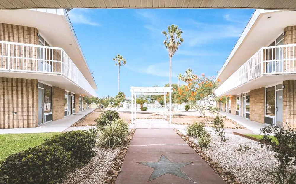 Blue Way Inn & Suites By Jasper Beeville hotel hero