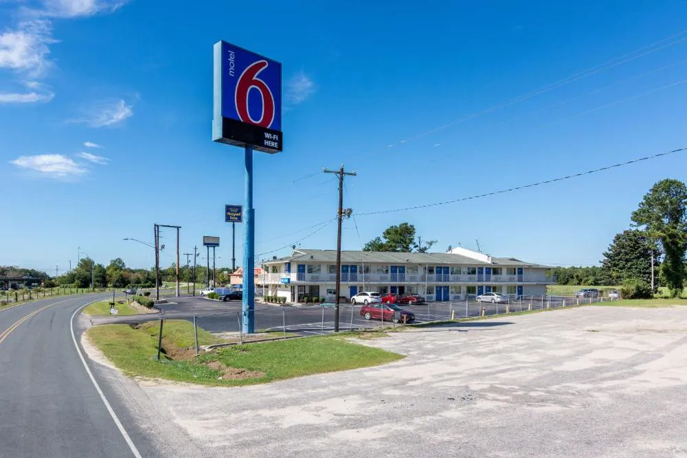 Motel 6 Lumberton, NC hotel hero