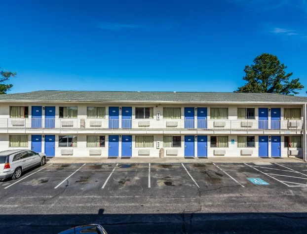 Motel 6 Lumberton, NC hotel detail image 1