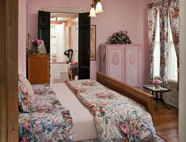 Cliff Cottage Inn - Victorian B&B and Boutique Hotel hotel detail image 4