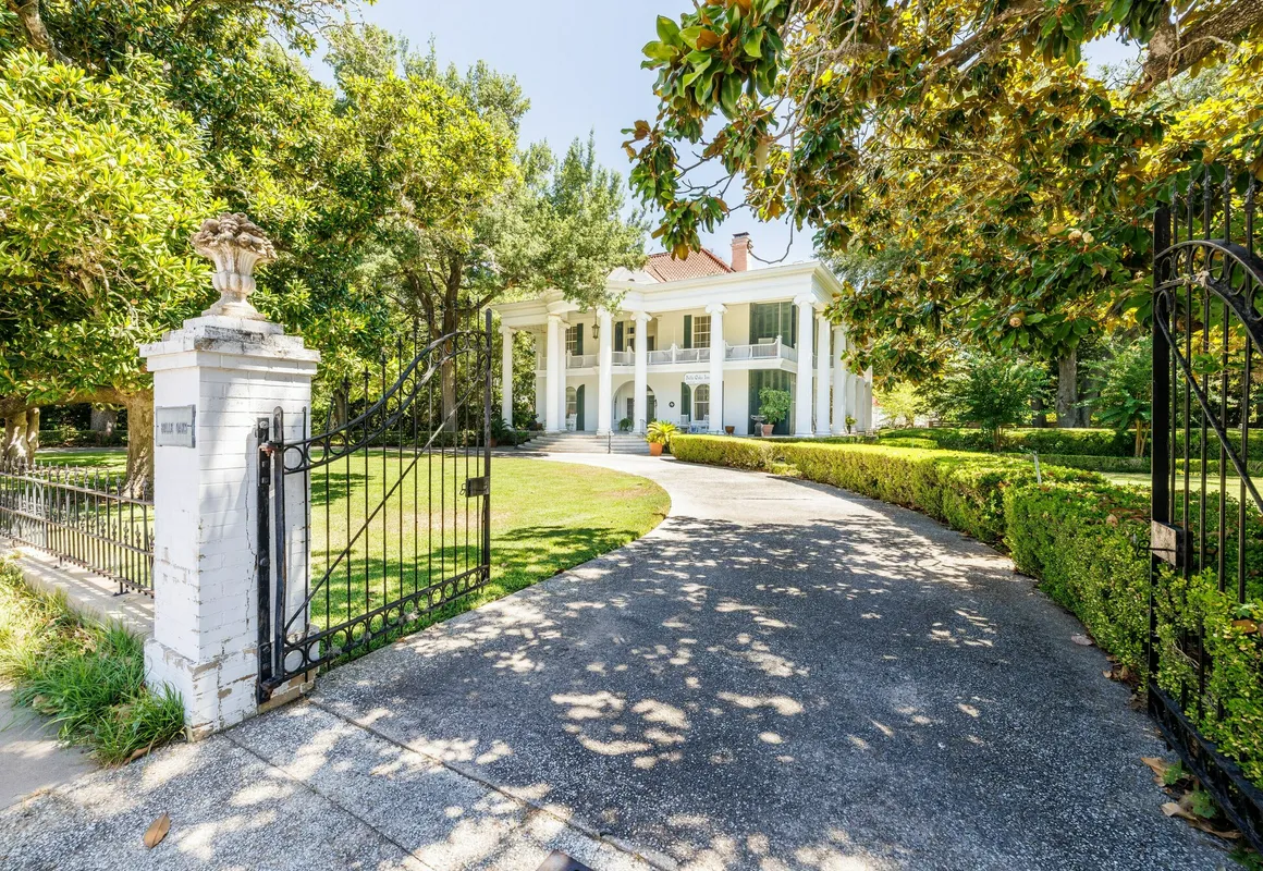 Belle Oaks Inn hotel hero