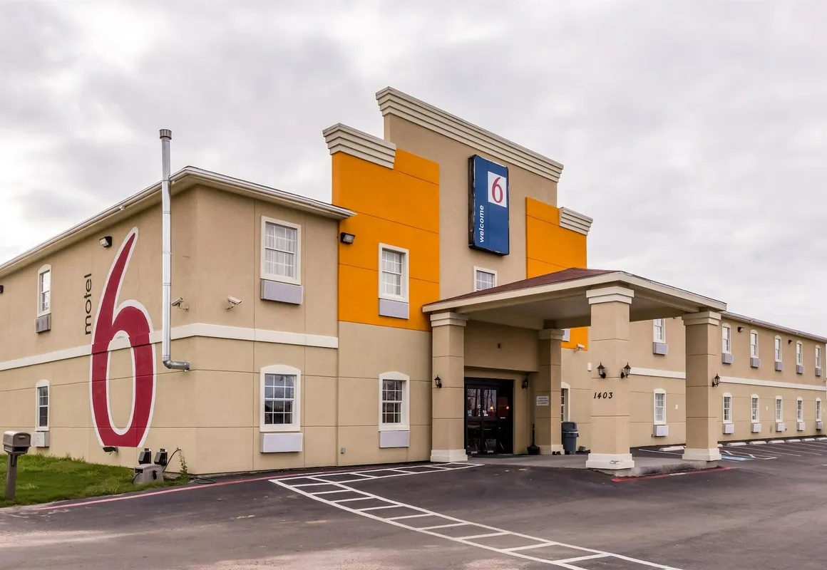 Motel 6 Jourdanton, TX hotel hero
