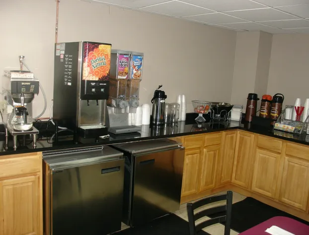 Super 8 by Wyndham Jamaica North Conduit hotel detail image 4