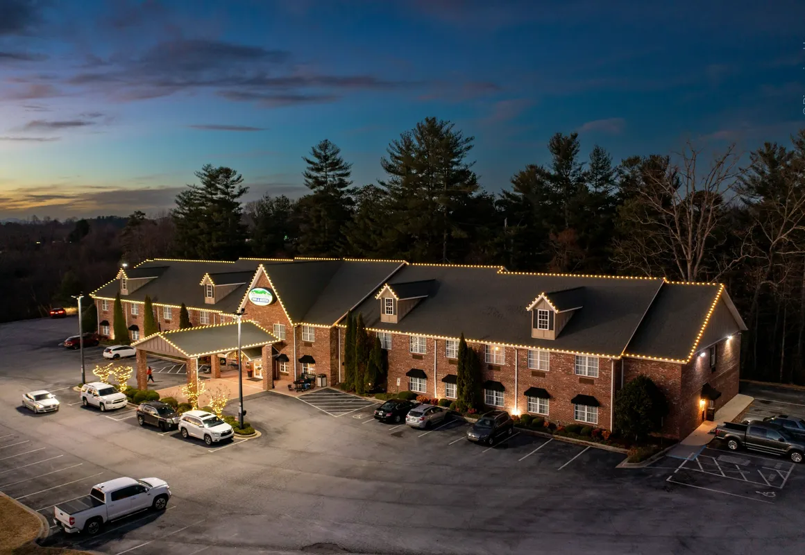 Mountain Inn & Suites hotel hero