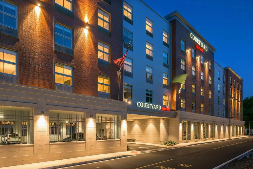 Courtyard by Marriott Edgewater NYC Area hotel hero