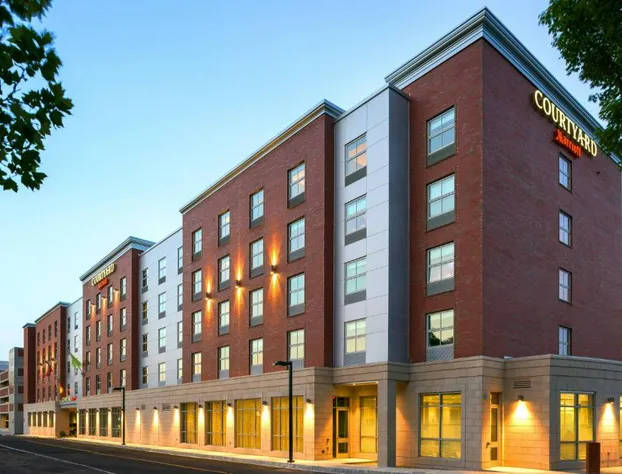 Courtyard by Marriott Edgewater NYC Area hotel detail image 1