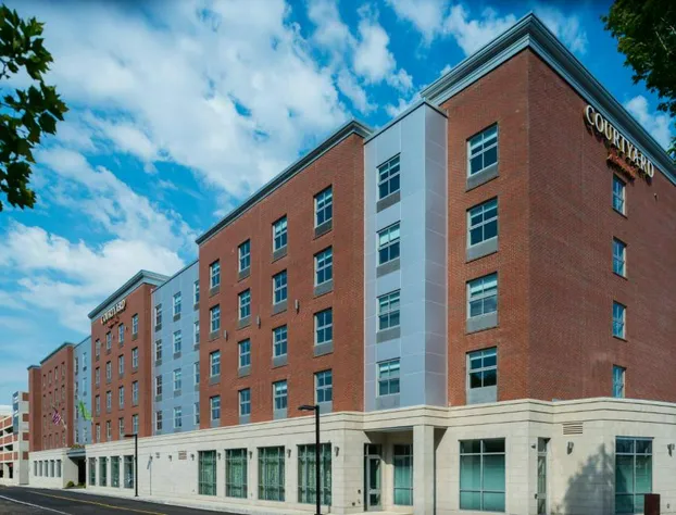 Courtyard by Marriott Edgewater NYC Area hotel detail image 2