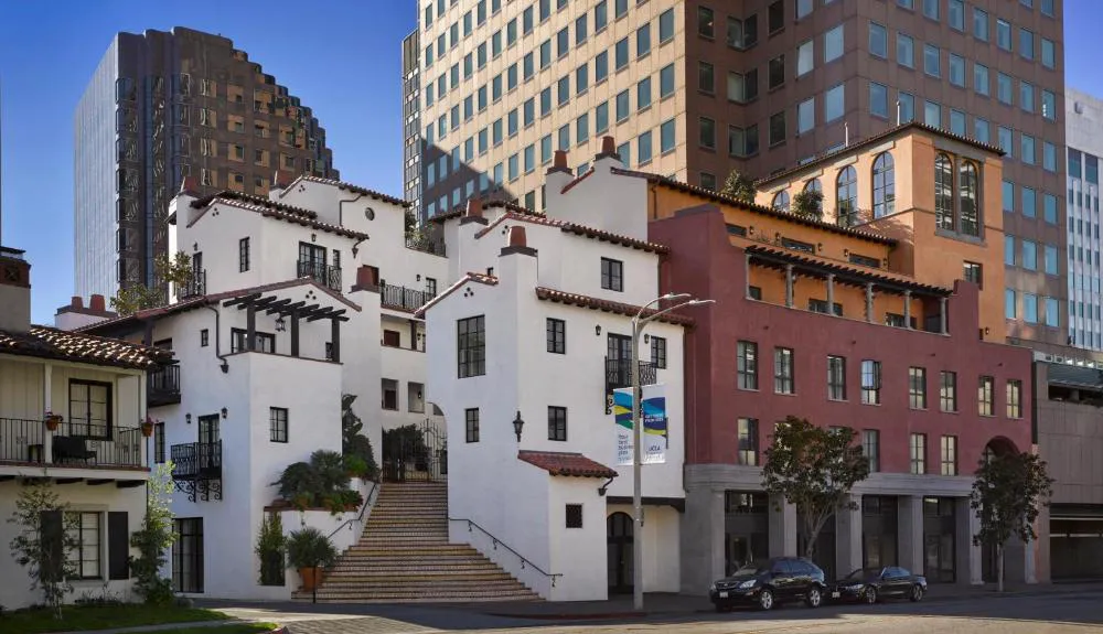 Plaza La Reina hotel hero