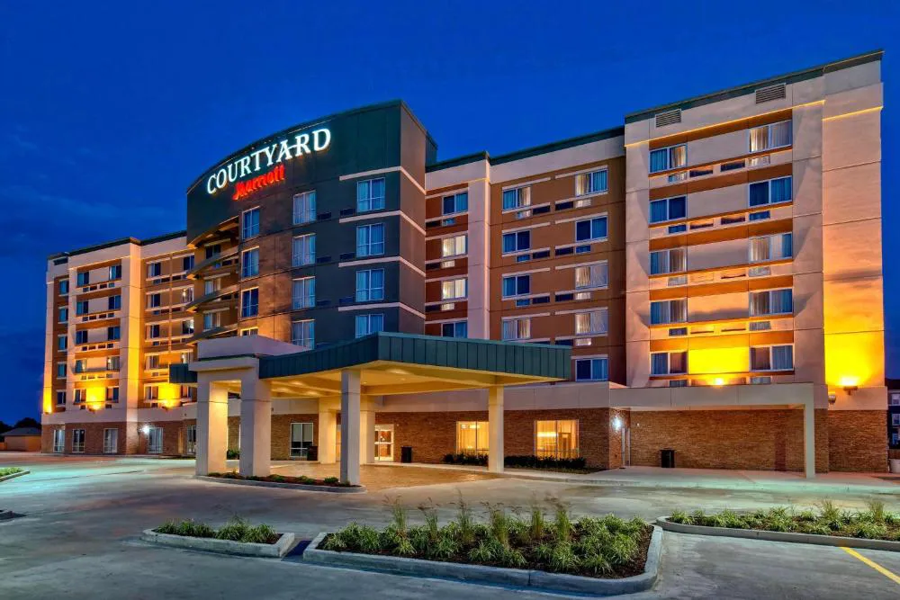 Courtyard Westbury Long Island hotel hero