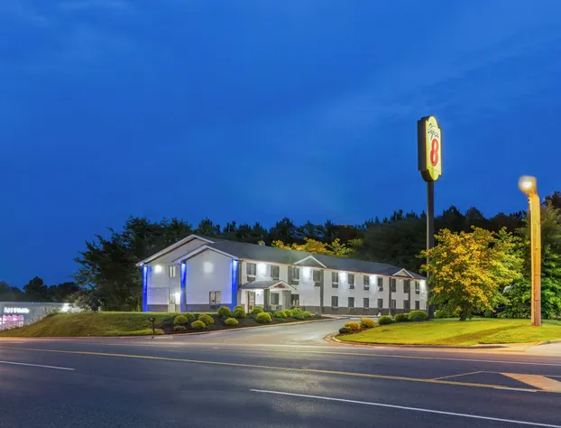 Super 8 by Wyndham Farmville hotel detail image 3
