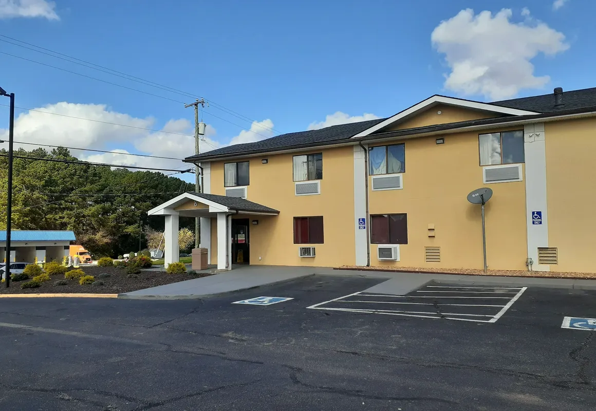 Super 8 by Wyndham Farmville hotel hero