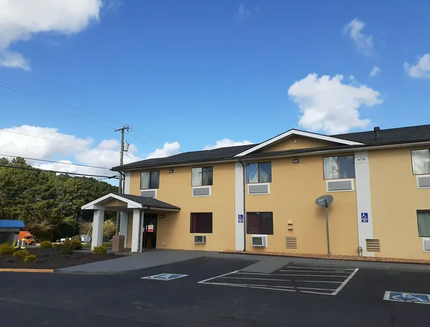 Super 8 by Wyndham Farmville hotel detail image 1