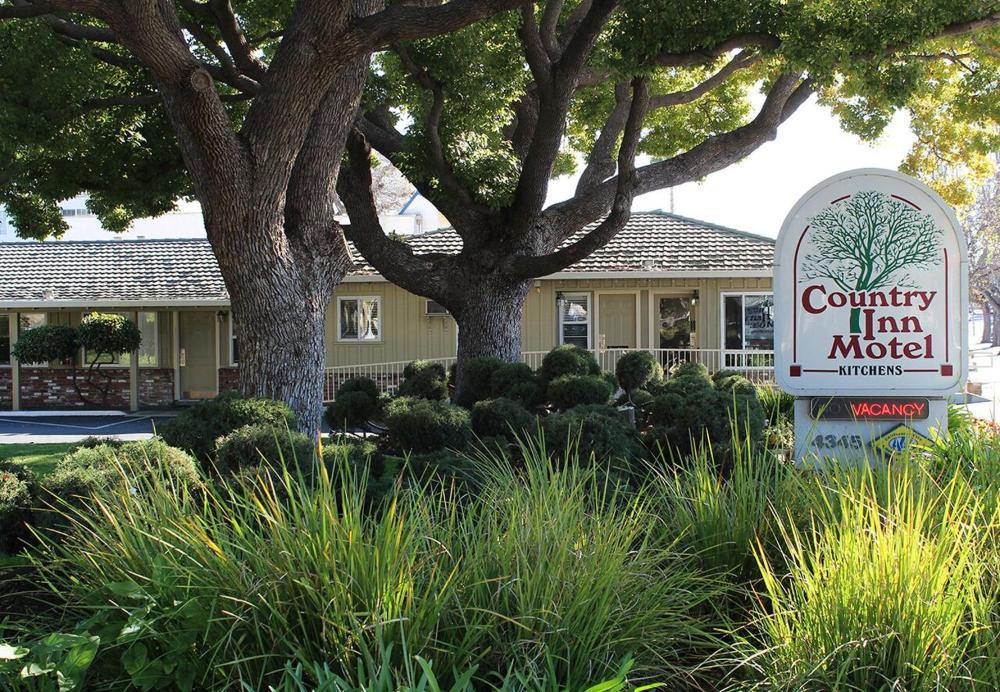 Country Inn Motel hotel hero