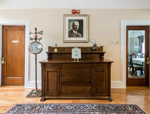 Monroe House Executive Suites hotel detail image 3