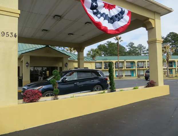 Econo Lodge Inn & Suites Hardeeville I-95 hotel detail image 1