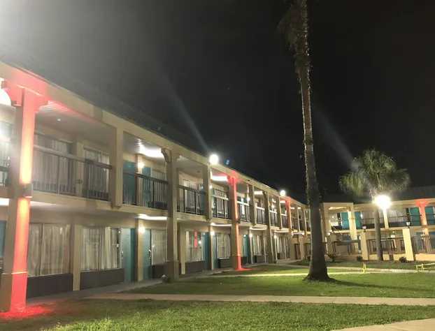 Econo Lodge Inn & Suites Hardeeville I-95 hotel detail image 4