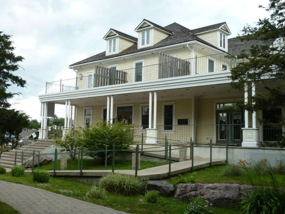 The Burleigh Falls Inn & Suites hotel hero