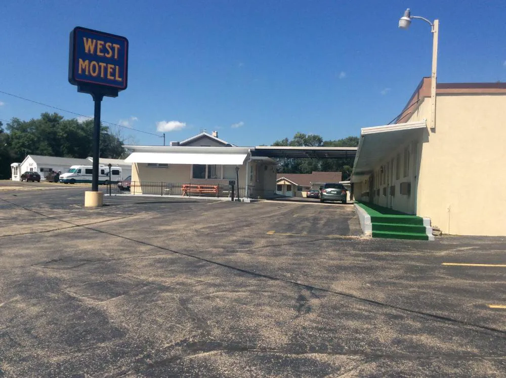 West Motel hotel hero