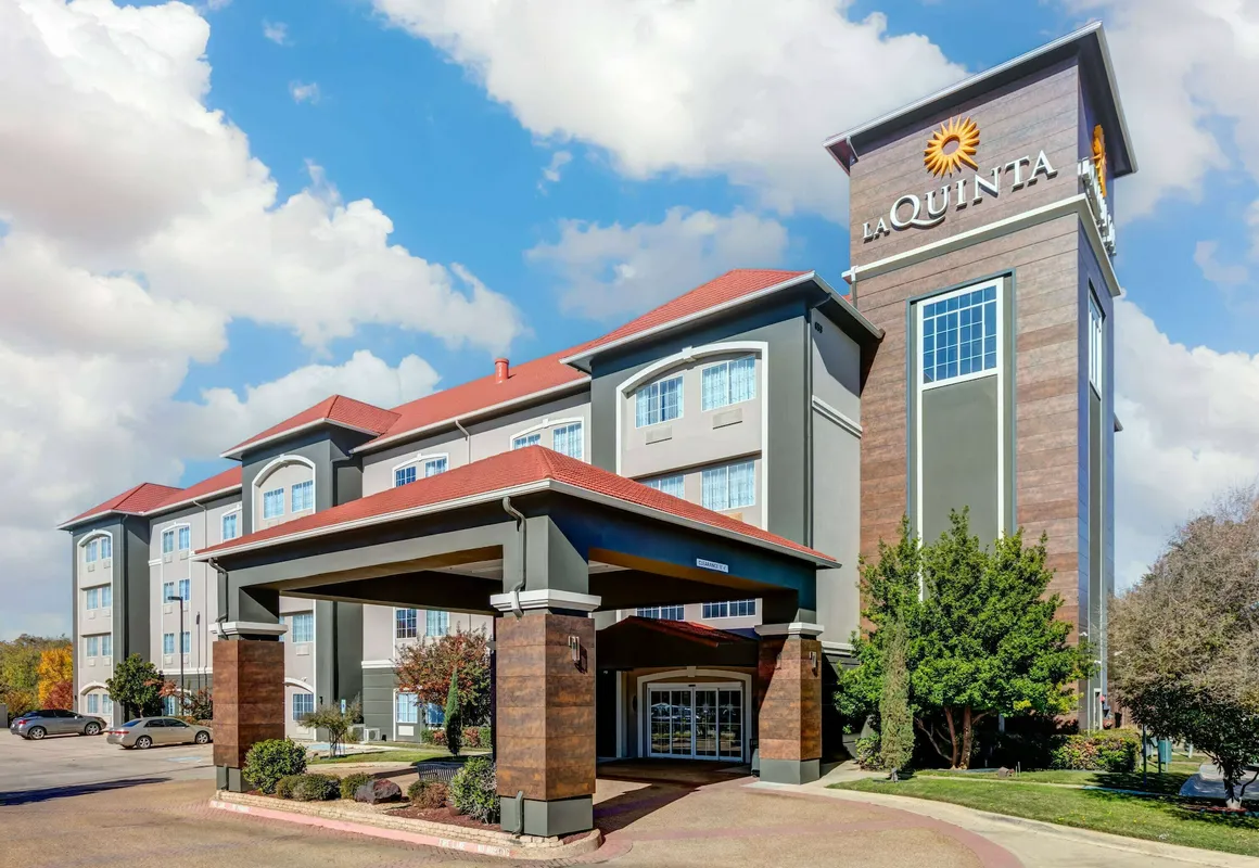 La Quinta Inn & Suites by Wyndham Fort Worth NE Mall hotel hero