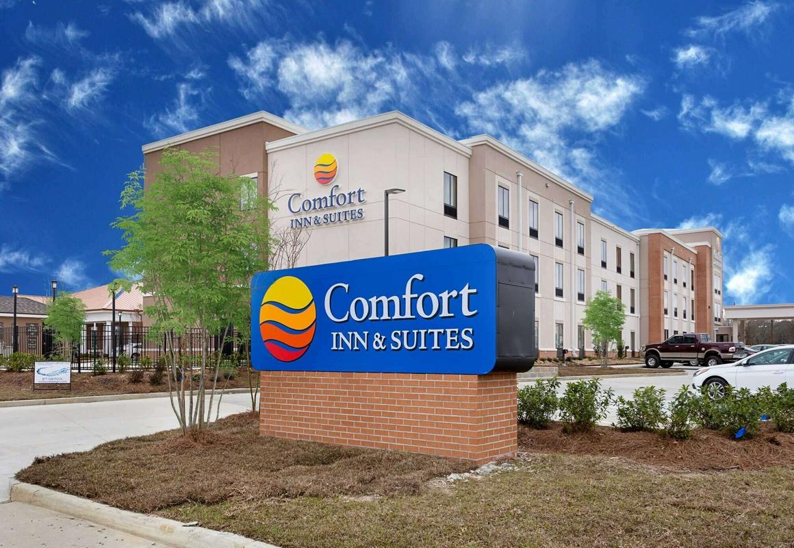 Comfort Inn & Suites hotel hero