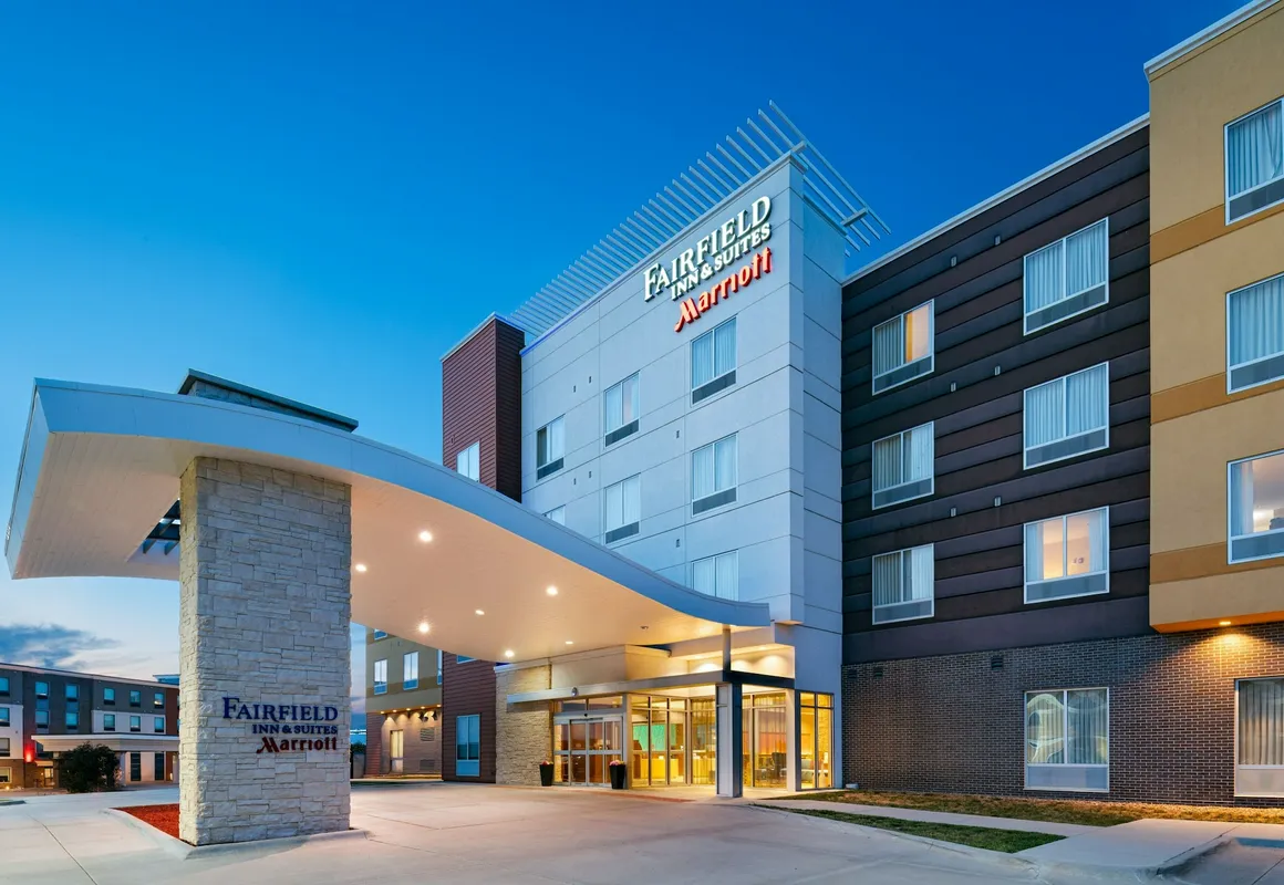 Fairfield Inn & Suites Lincoln Airport hotel hero