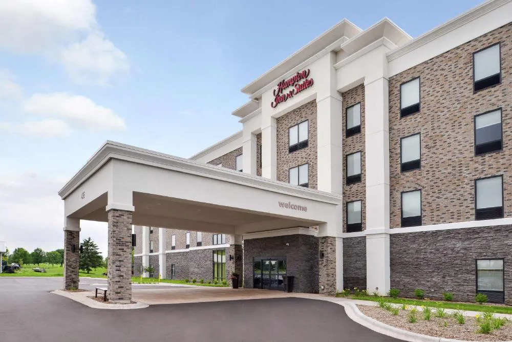 Hampton Inn & Suites St. Paul Oakdale/Woodbury hotel hero