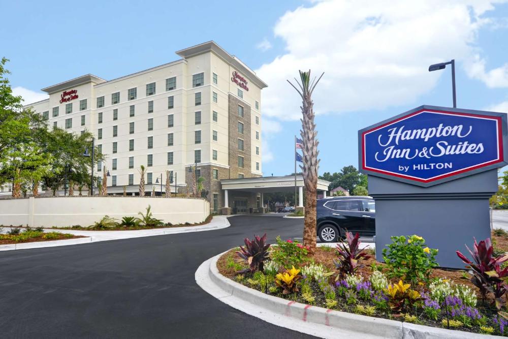 Hampton Inn & Suites Charleston Airport hotel hero