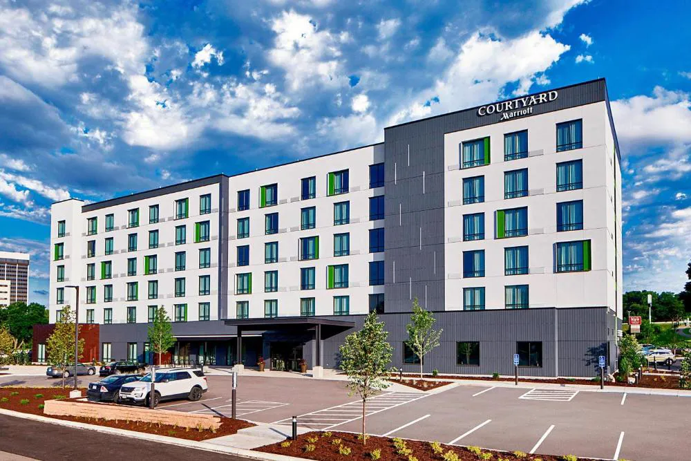Courtyard by Marriott Minneapolis West hotel hero