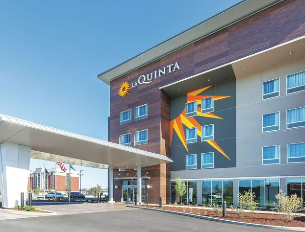 La Quinta Inn & Suites by Wyndham Terre Haute hotel detail image 1