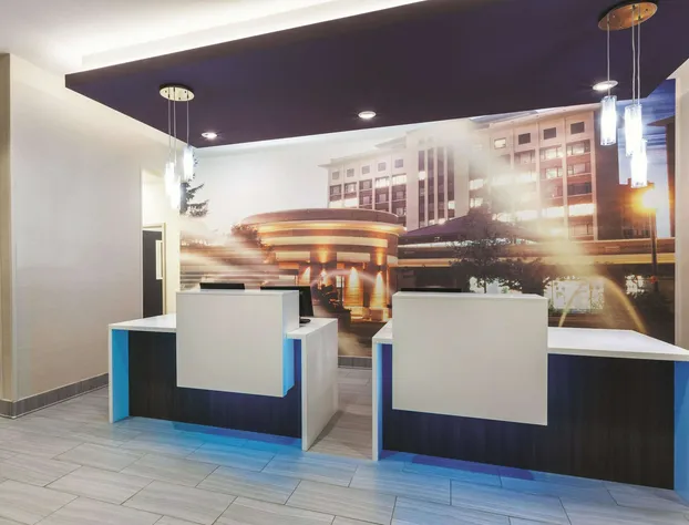 La Quinta Inn & Suites by Wyndham Terre Haute hotel detail image 2