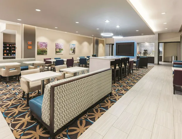 La Quinta Inn & Suites by Wyndham Terre Haute hotel detail image 3