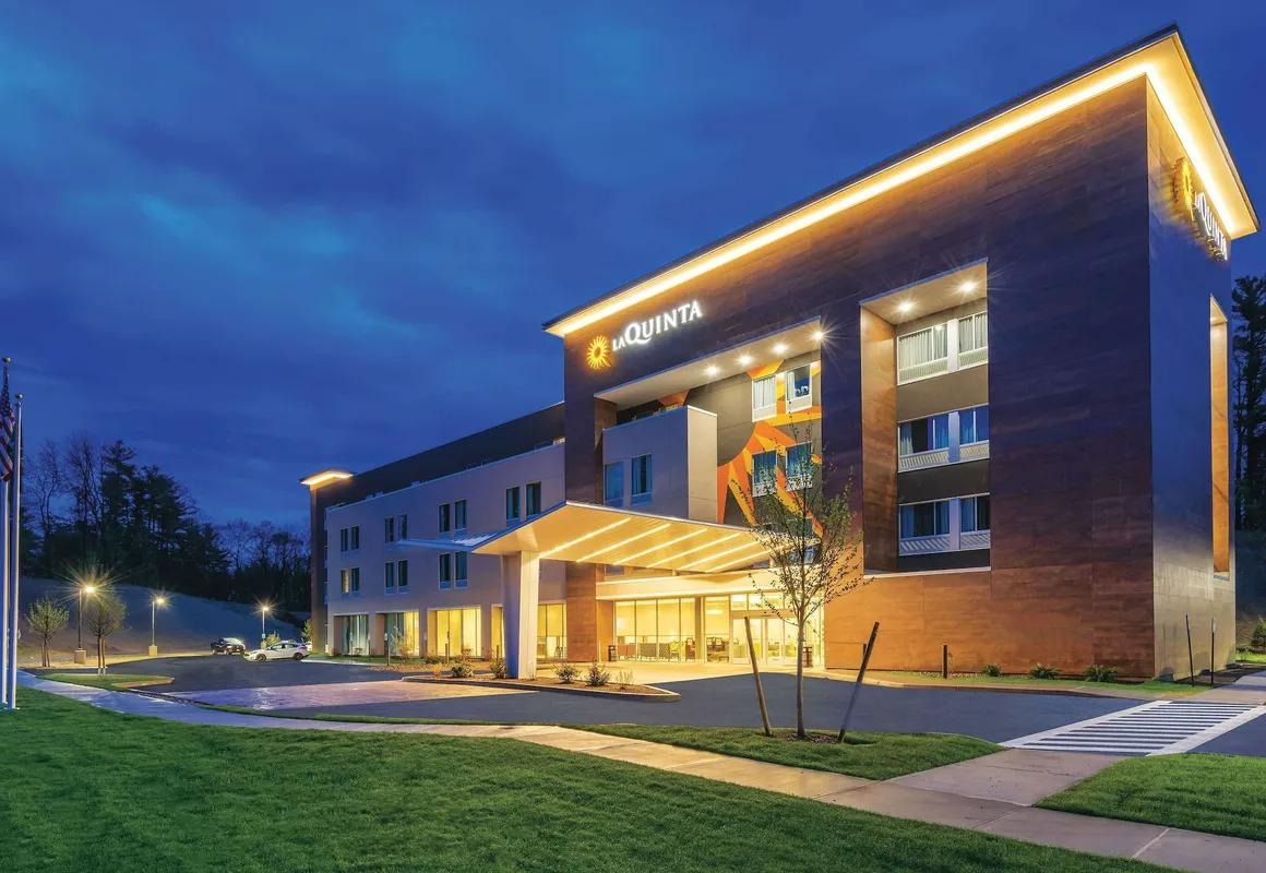 La Quinta Inn & Suites by Wyndham Clifton Park/Saratoga Area hotel hero